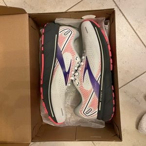 COPY - *BRAND NEW* • Women’s Brooks Ghost 14: Sz 9